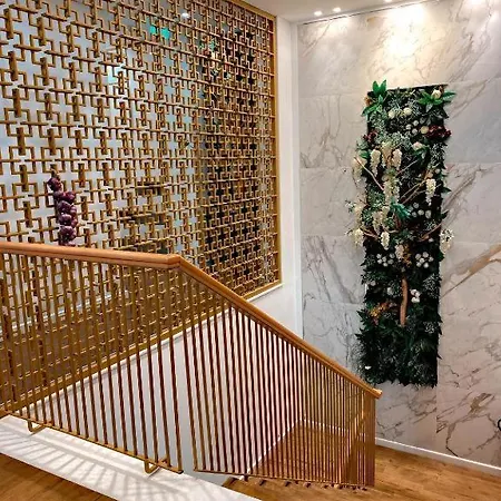 Crown Boutique Hotel