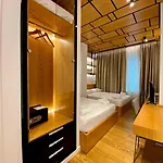 Crown Boutique דורס