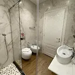מלון Crown Boutique 4*